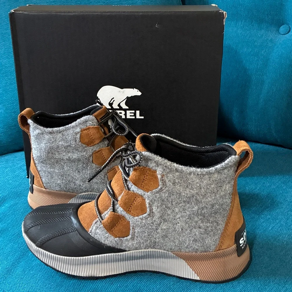 Sorel Black and Tan Lace-Up Boots - Picture 12 of 12